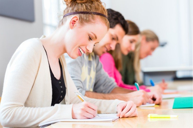 Kandidatkinje pišu esej tokom pripreme za Cambridge CPE ispit