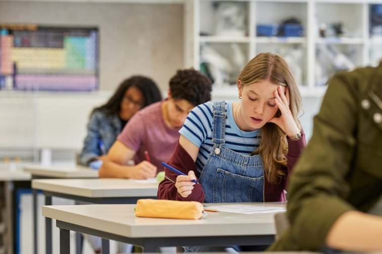 Kandidat rešava IELTS ispit u učionici
